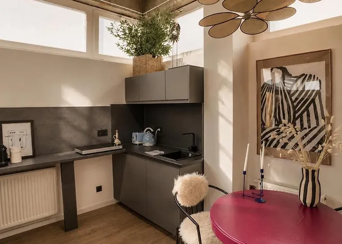 Apartment Loft Subway, Dining And Shops Next Door *